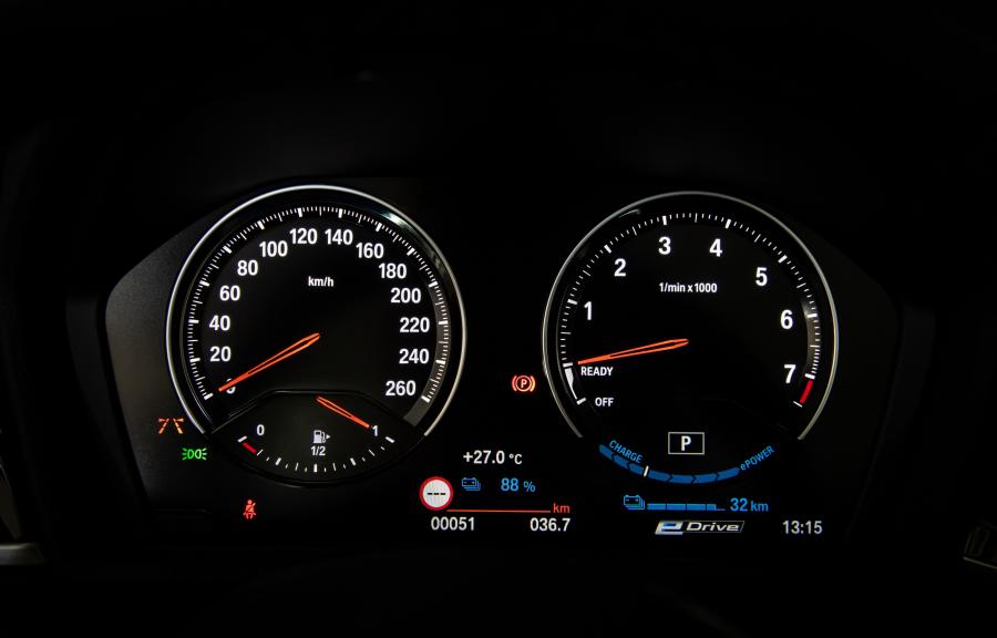 Панель приборов BMW X1 xDrive25e xLine (F48) 2019 года  (WW) (фото 17 из 40)